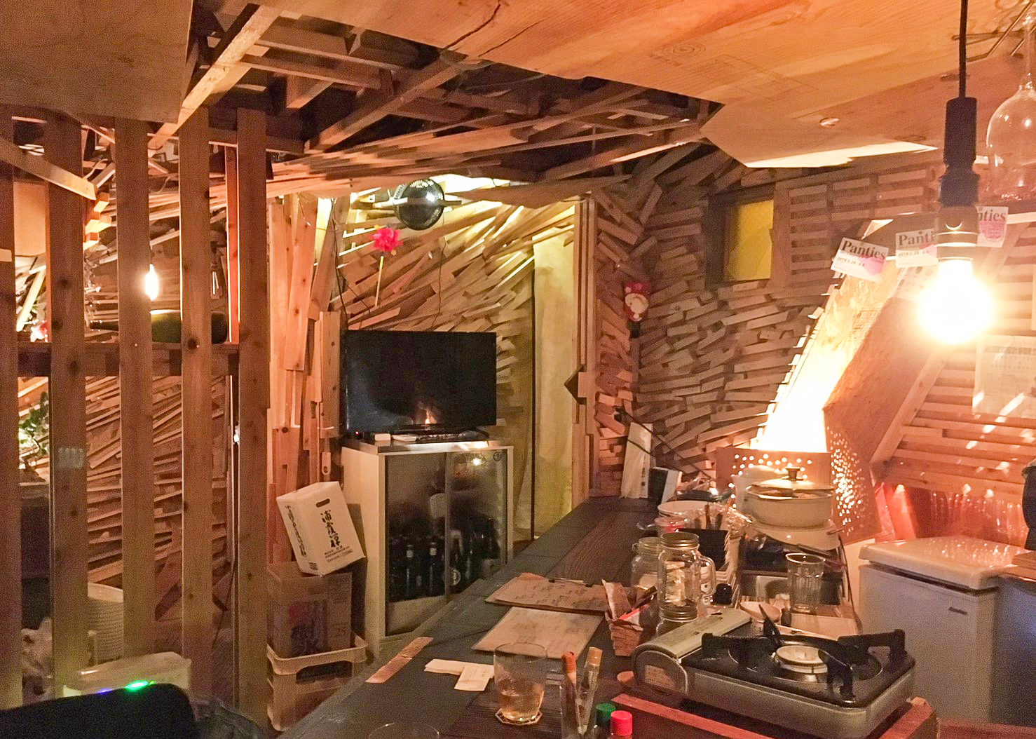 野毛カンピオーネ 陶芸家デザイン 木材に囲まれた芸術的な隠れ家bar 野毛飲みcom